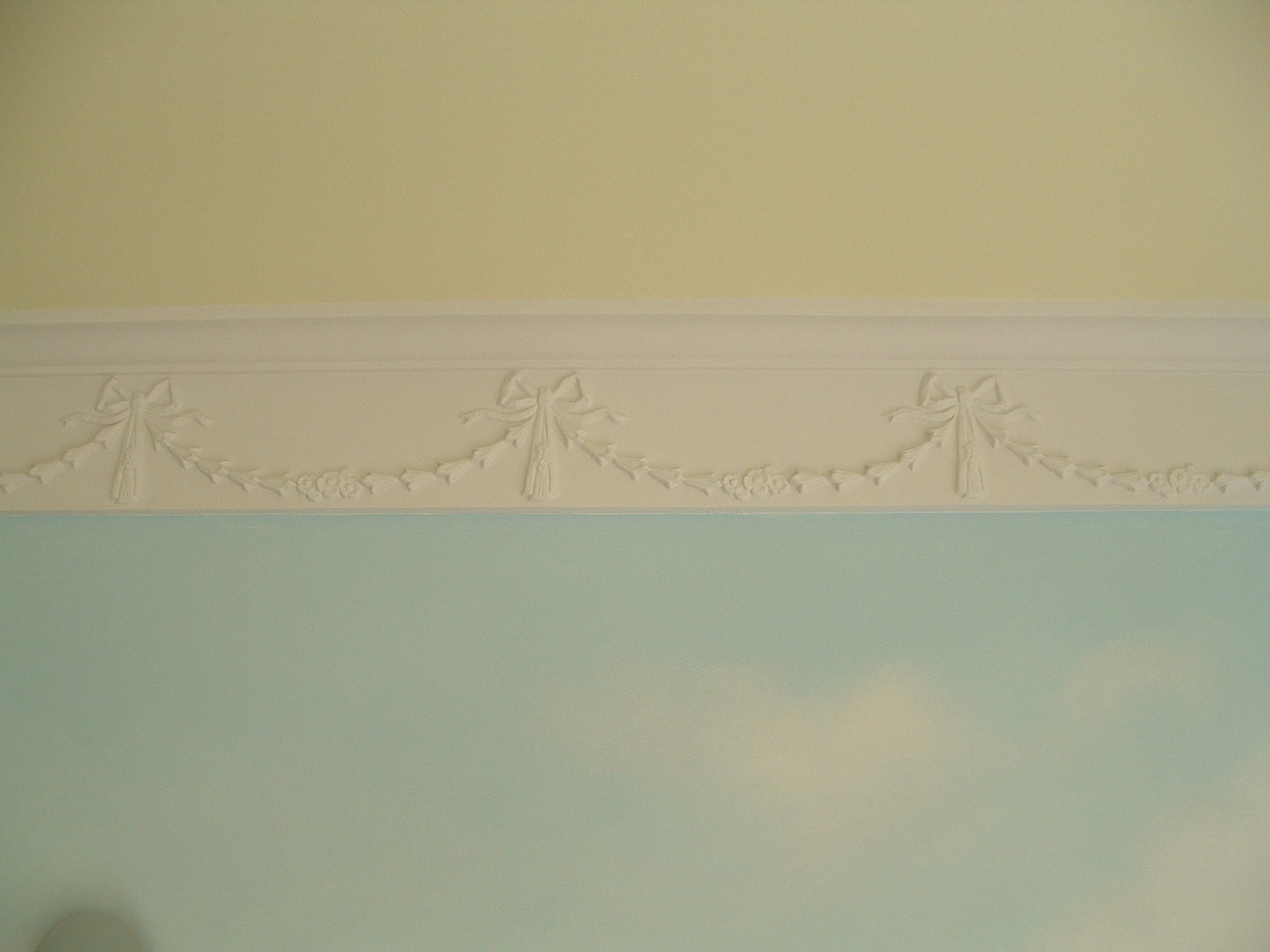 Plaster Cornice Swag & Bow CN127